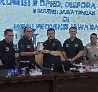 Plt Ketua Umum KONI Jateng Bambang Rahajo Munajar menyerahkan cendera mata kepada Ketua Umum KONI Jabar Ahmad Saefudin seusai acara studi banding di Kantor KONI Jabar Jl Pajajaran Bandung, kemarin. 