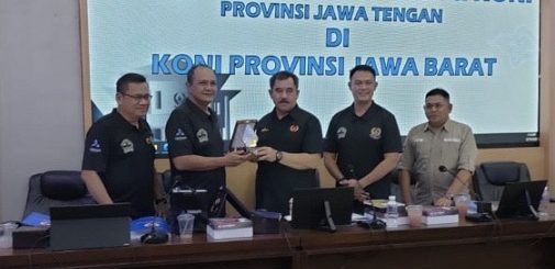Plt Ketua Umum KONI Jateng Bambang Rahajo Munajar menyerahkan cendera mata kepada Ketua Umum KONI Jabar Ahmad Saefudin seusai acara studi banding di Kantor KONI Jabar Jl Pajajaran Bandung, kemarin. 