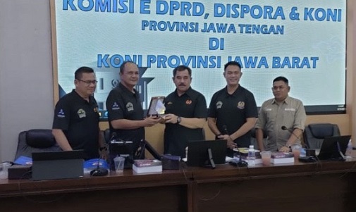 Plt Ketua Umum KONI Jateng Bambang Rahajo Munajar menyerahkan cendera mata kepada Ketua Umum KONI Jabar Ahmad Saefudin seusai acara studi banding di Kantor KONI Jabar Jl Pajajaran Bandung, kemarin. 