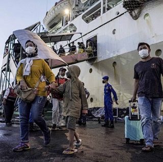 Ratusan wisatawan yang terjebak di Karimunjawa, Rabu pagi tadi sekitar pukul 05.00 tiba di Pelabuhan Tanjung Emas Semarang. Sebelumnya, mereka sempat terjebak di Karimunjawa selam seminggu akibat cuaca buruk di perairan tersebut.