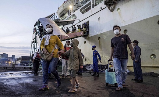 Ratusan wisatawan yang terjebak di Karimunjawa, Rabu pagi tadi sekitar pukul 05.00 tiba di Pelabuhan Tanjung Emas Semarang. Sebelumnya, mereka sempat terjebak di Karimunjawa selam seminggu akibat cuaca buruk di perairan tersebut.