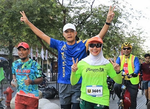 Gubernur Jawa Tengah, Ganjar Pranowo, menemani Siti Atikoh, istrinya yang sedang mengikuti lari amal dalam rangka Dies Natalis ke-73 Universitas Gadjah Mada (UGM) Yogyakarta, Minggu (18/12/2022)