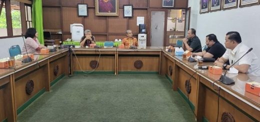 Plt Ketua Umum KONI Jateng Bambang Rahardjo Munajat dan Rektor Unika Sugijapranata Semarang Ferdinand membahas bea siswa atlet, Kamis (1/12). 