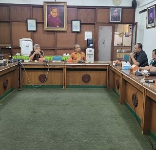 Plt Ketua Umum KONI Jateng Bambang Rahardjo Munajat dan Rektor Unika Sugijapranata Semarang Ferdinand membahas bea siswa atlet, Kamis (1/12). 
