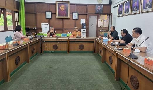 Plt Ketua Umum KONI Jateng Bambang Rahardjo Munajat dan Rektor Unika Sugijapranata Semarang Ferdinand membahas bea siswa atlet, Kamis (1/12).