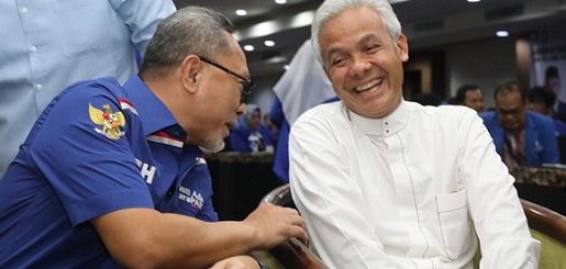 Ketua Umum Partai Amanat Nasional (PAN), Zulkifli Hasan, berbincang dengan Gubernur Ganjar Pranowo yang hadir di acara Launching Bacaleg PAN Jawa Tengah di Hotel Grasia, Semarang, Jumat (2/12)