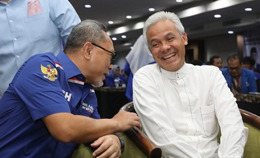 Ketua Umum Partai Amanat Nasional (PAN), Zulkifli Hasan, berbincang dengan Gubernur Ganjar Pranowo yang hadir di acara Launching Bacaleg PAN Jawa Tengah di Hotel Grasia, Semarang, Jumat (2/12)