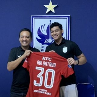 CEO PSIS Yoyok Sukawi bersama kiper baru Laskar Mahesa Jenar Adi Satriyo