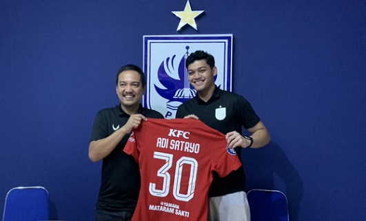 CEO PSIS Yoyok Sukawi bersama kiper baru Laskar Mahesa Jenar Adi Satriyo