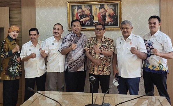 Plh Kadisporapar Jateng Purwanto dan Wakil Ketua Umum V Sudarsono serta pengurus KONI lainnya foto bersama seusai audiensi. 