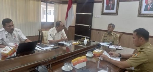 Sekda Provinsi Jateng Sumarno memberikan pengarahan kepada Plt Ketua Umum KONI Jateng Bambang Rahardjo Munadjat dan Kabid Keolahragaan Disporapar Jateng Aria Chadra Destianto dan pengurus KONI lainnya saat audiensi di Sekretariat Provinsi Jl Pahlawan Semarang.