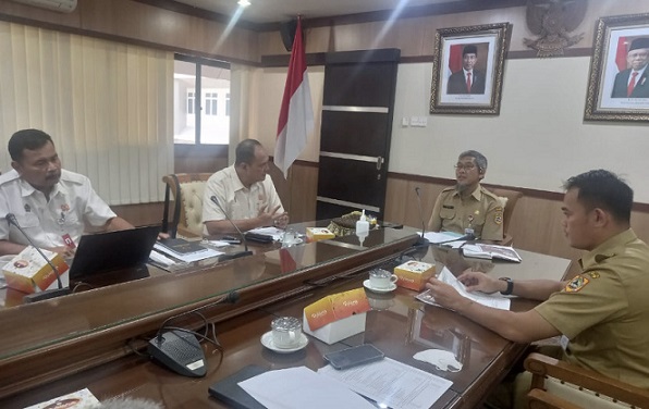 Sekda Provinsi Jateng Sumarno memberikan pengarahan kepada Plt Ketua Umum KONI Jateng Bambang Rahardjo Munadjat dan Kabid Keolahragaan Disporapar Jateng Aria Chadra Destianto dan pengurus KONI lainnya saat audiensi di Sekretariat Provinsi Jl Pahlawan Semarang.