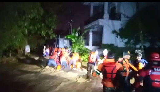 Derasnya arus banjir di kompleks Perumahan Dinar Indah, Meteseh, mengharuskan tim dari BPBD Jateng menurunkan perahu karet untuk mengevakuasi warga