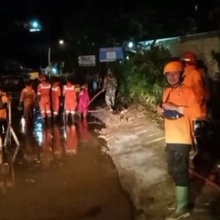 Pembersihan lumpur, luapan sungai di Jalan Kaligarang, Ungaran Barat