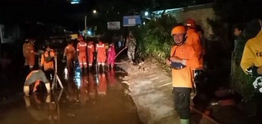 Pembersihan lumpur, luapan sungai di Jalan Kaligarang, Ungaran Barat