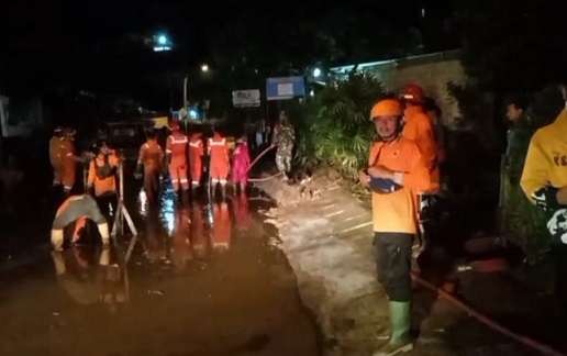 Pembersihan lumpur, luapan sungai di Jalan Kaligarang, Ungaran Barat
