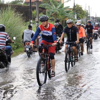 Gubernur Jawa Tengah, Ganjar Pranowo, melakukan gowes pagi sambil menyusuri perkampungan di Kecamatan Gayamsari yang masih tergenang, Selasa (3/1/2023).