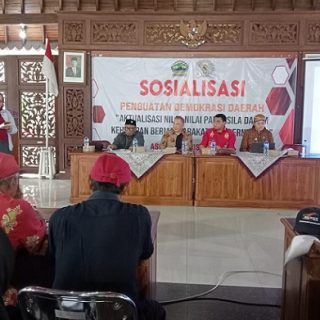 Para narasumber acara “Sosialisasi Penguatan Demokrasi Daerah” yang diselenggarakan Anggota DPRD Jateng, Asfirla Harisanto, yang berlangsung di Aula Kecamatan Ajibarang, Banyumas, Kamis (19/1/2023)