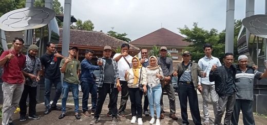 Para Pengurus Badan Usaha Milik Desa (BUMDes) Sido Makmur Wadas, Purworejo, melakukan studi banding ke beberapa daerah untuk mempelajari sistem pengelolaan dan pengembangan desa