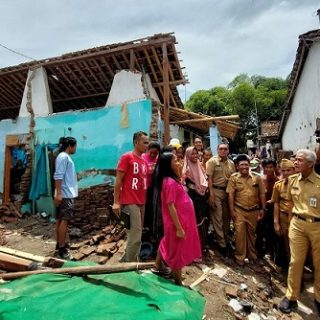 Gubernur Jawa Tengah, Ganjar Pranowo, mengunjungi warga korban banjir di Brebes, Senin (9/1/2023)