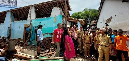 Gubernur Jawa Tengah, Ganjar Pranowo, mengunjungi warga korban banjir di Brebes, Senin (9/1/2023)