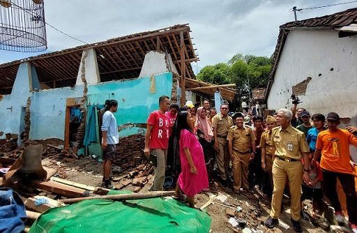 Gubernur Jawa Tengah, Ganjar Pranowo, mengunjungi warga korban banjir di Brebes, Senin (9/1/2023)