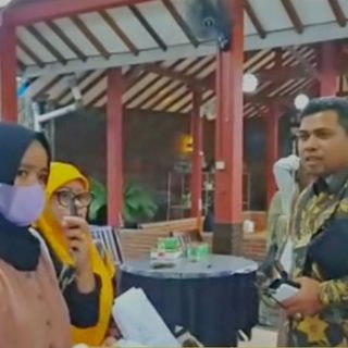 Wakil Ketua DPRD Jateng Ferry Wawan Cahyono berdialog dengan guru PAUD di Kabupaten Banjarnegara