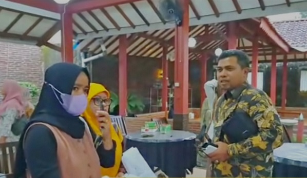 Wakil Ketua DPRD Jateng Ferry Wawan Cahyono berdialog dengan guru PAUD di Kabupaten Banjarnegara