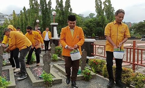 Ketua MKGR Jateng Ferry Wawan Cahyono melakukan tabur bunga di Taman Makam Pahlawan Giri Tunggal, Semarang, Selasa (3/1/2023).