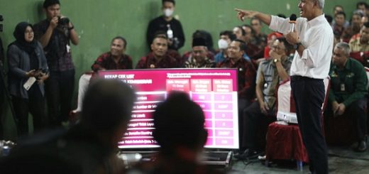 Gubernur Jawa Tengah, Ganjar Pranowo, hadir dan memberi pengarahan pada Rapat Koordinasi Bersama Penanganan Kemiskinan dengan Pemkab Wonogiri, Sragen dan Klaten di Balai Desa Mlokomanis Wetan, Kecamatan Ngadirojo, Kabupaten Wonogiri, Kamis (26/1/2023)