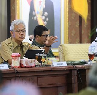 Gubernur Jateng, Ganjar Pranowo, mengikuti Rapat Koordinasi Kebencanaan tingkat Provinsi Jawa Tengah di Gedung Gradhika Bhakti Praja, Senin (2/1/2023)