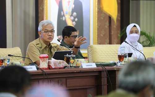 Gubernur Jateng, Ganjar Pranowo, mengikuti Rapat Koordinasi Kebencanaan tingkat Provinsi Jawa Tengah di Gedung Gradhika Bhakti Praja, Senin (2/1/2023)