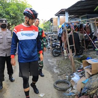 Gubernur Jawa Tengah, Ganjar Pranowo, menengok Perumahan Dinar Indah Meteseh, Semarang, Kamis (12/1/2023) pagi, Kawasan perumahan itu pada 6 Januari lalu diterjang banjir akibat jebolnya tanggul Sungai Pengkol