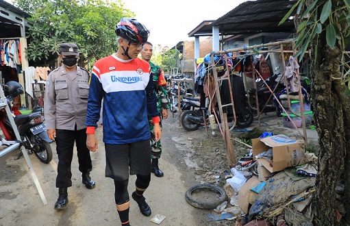 Gubernur Jawa Tengah, Ganjar Pranowo, menengok Perumahan Dinar Indah Meteseh, Semarang, Kamis (12/1/2023) pagi, Kawasan perumahan itu pada 6 Januari lalu diterjang banjir akibat jebolnya tanggul Sungai Pengkol