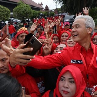 Gubernur Jawa Tengah yang juga kader PDIP, Ganjar Pranowo, tiba di Kompleks JIExpo, Kemayoran, Jakarta Pusat untuk mengikuti rangkaian Hari Ulang Tahung ke-50 PDI Perjuangan, Selasa (10/1/2023)