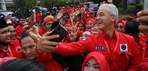 Gubernur Jawa Tengah yang juga kader PDIP, Ganjar Pranowo, tiba di Kompleks JIExpo, Kemayoran, Jakarta Pusat untuk mengikuti rangkaian Hari Ulang Tahung ke-50 PDI Perjuangan, Selasa (10/1/2023)