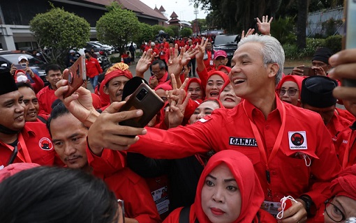 Gubernur Jawa Tengah yang juga kader PDIP, Ganjar Pranowo, tiba di Kompleks JIExpo, Kemayoran, Jakarta Pusat untuk mengikuti rangkaian Hari Ulang Tahung ke-50 PDI Perjuangan, Selasa (10/1/2023)