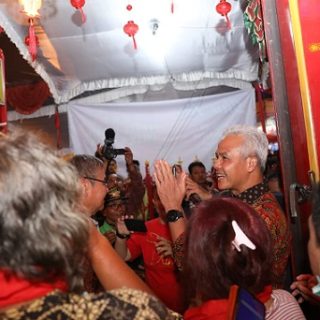 Gubernur Jateng Ganjar Pranowo hadir pada perayaan malam Tahun Baru Imlek 2574/2023 di Kelenteng Tien Kok Sie Pasar Gede, Surakarta, Sabtu (21/1) malam