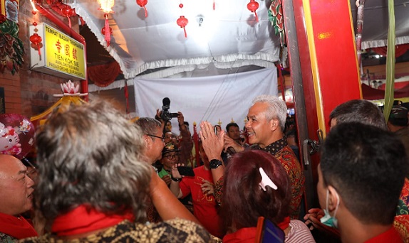 Gubernur Jateng Ganjar Pranowo hadir pada perayaan malam Tahun Baru Imlek 2574/2023 di Kelenteng Tien Kok Sie Pasar Gede, Surakarta, Sabtu (21/1) malam