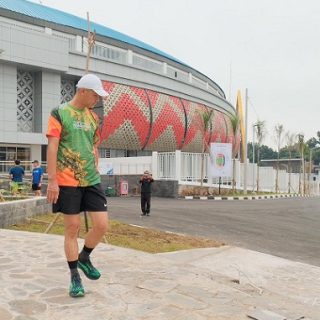 Gubernur Jawa Tengah, Ganjar Pranowo, sidak kompleks Stadion Jatidiri, Semarang, sembari olahraga pagi, Jumat (20/1/2023). Ganjar merasa geram melihat hasil sejumlah pekerjaan renovasi kompleks Jatidiri Semarang kurang bagus