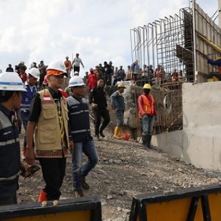 Gubernur Jawa Tengah, Ganjar Pranowo, mengecek progres pembangunan jembatan Juwana, Kabupaten Pati, Rabu (11/1/2023). Perbaikan tersebut ditarget selesai pada April mendatang