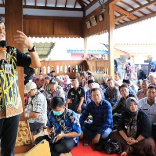 Gubernur Jateng, Ganjar Pranowo, menghadiri Rakor dengan Pemkab Blora dan Rembang terkait penanganan kemiskinan ekstrem dan penurunan stunting di Desa Sambongrejo, Kecamatan Sambong, Blora, Jumat (27/01/2023)