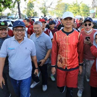 Gubernur Jawa Tengah, Ganjar Pranowo, berbaur dengan masyarakat mengikuti jalan sehat kerukunan dan deklarasi umat beragama yang diselenggarakan Kemenag Jateng di Kota Semarang, Sabtu (14/1/2023) pagi