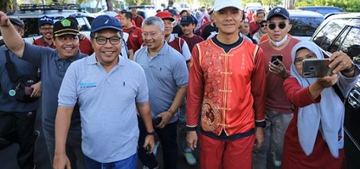 Gubernur Jawa Tengah, Ganjar Pranowo, berbaur dengan masyarakat mengikuti jalan sehat kerukunan dan deklarasi umat beragama yang diselenggarakan Kemenag Jateng di Kota Semarang, Sabtu (14/1/2023) pagi