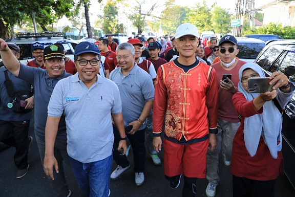 Gubernur Jawa Tengah, Ganjar Pranowo, berbaur dengan masyarakat mengikuti jalan sehat kerukunan dan deklarasi umat beragama yang diselenggarakan Kemenag Jateng di Kota Semarang, Sabtu (14/1/2023) pagi