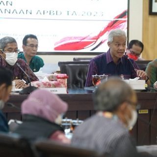 Gubernur Jateng Ganjar Pranowo memimpin Rapat Pengendalian Operasional Kegiatan (POK) APBD Tahun 2023 di Kantor Gubernur, Selasa (3/1/2023)