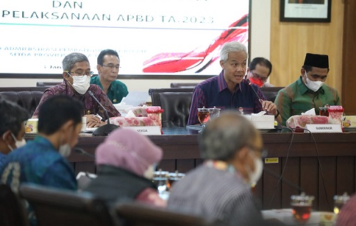 Gubernur Jateng Ganjar Pranowo memimpin Rapat Pengendalian Operasional Kegiatan (POK) APBD Tahun 2023 di Kantor Gubernur, Selasa (3/1/2023)