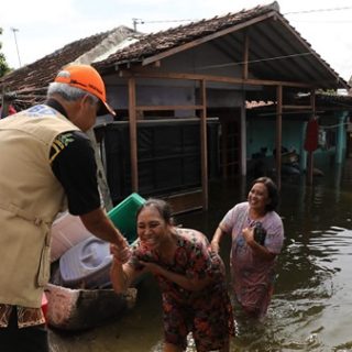 Gubernur Jateng Ganjar Pranowo menyapa warga saat mengecek banjir di Desa Doropayung, Kecamatan Juwana, Kabupaten Pati, Rabu (11/1/2023)