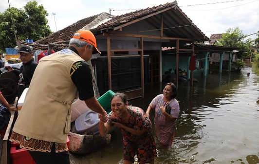 Gubernur Jateng Ganjar Pranowo menyapa warga saat mengecek banjir di Desa Doropayung, Kecamatan Juwana, Kabupaten Pati, Rabu (11/1/2023)