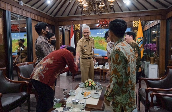 Gubernur Jawa Tengah, Ganjar Pranowo, menerima kunjungan Pengurus Badan Eksekutif Mahasiswa Universitas Gadjah Mada tahun 2022 di kantornya, Senin (16/1/2023)